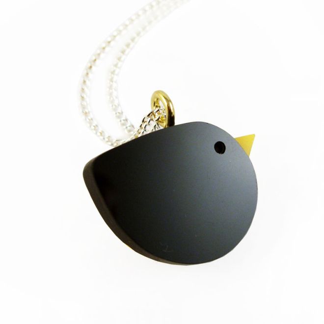 blackbird_necklace_close_up_grande